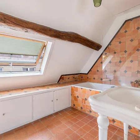 Renaissance Apartment *