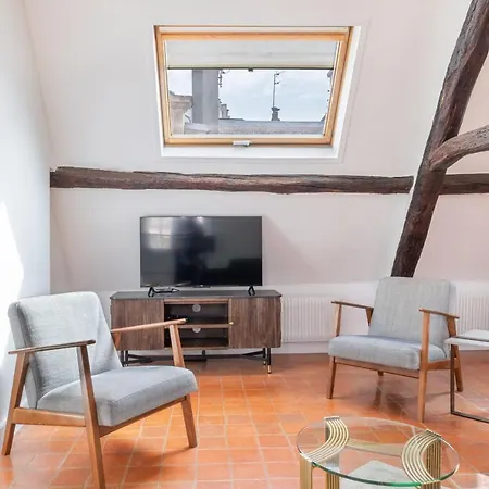 Renaissance Apartment *